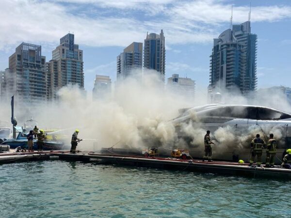 Il Pershing 88 m/y Spirit of Zen distrutto da un incendio al Dubai Marina