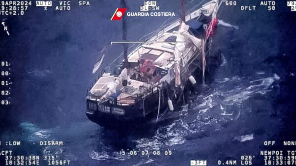 La Guardia Costiera salva un navigatore solitario disperso tra Grecia e Italia