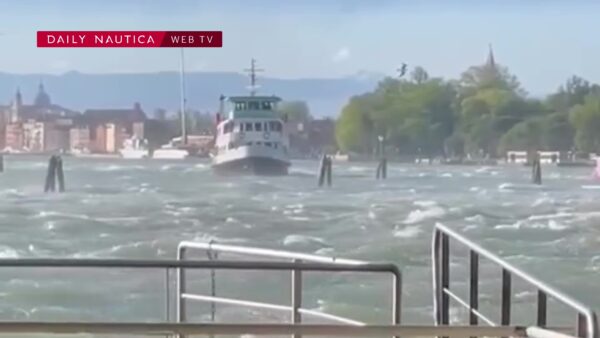 Vento forte a Venezia: la manovra difficile del vaporetto