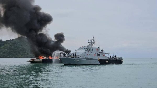 Incendio distrugge lo yacht a vela Obsession II in Thailandia