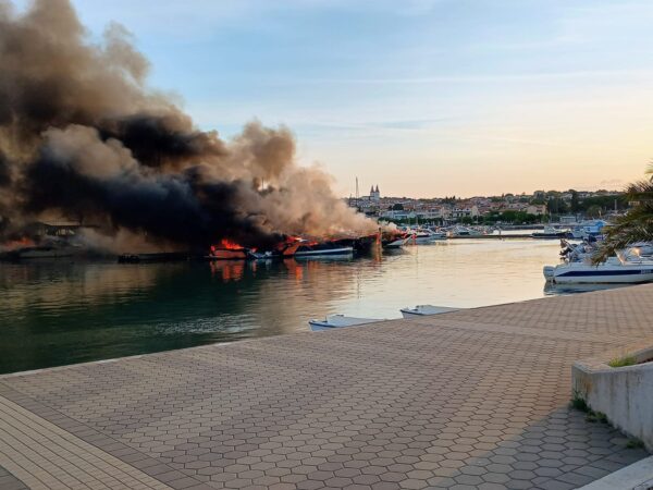 Incendio al porto di Medolino (Croazia) distrugge 22 barche