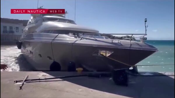 Il m/y Why si incaglia in un porto della Grecia per il forte vento