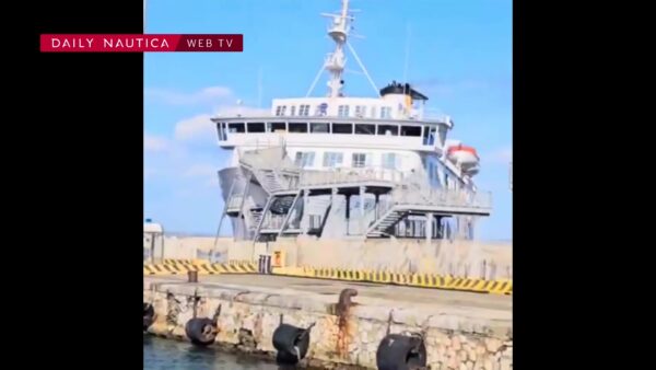 Traghetto Moby si scontra con la scala passeggeri nel porto di Piombino