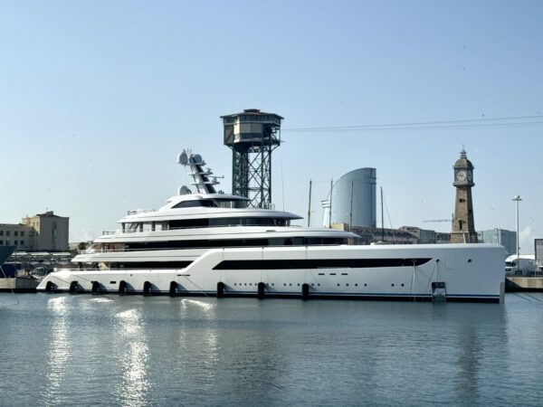 Il megayacht Zen ormeggiato nel porto di Barcellona