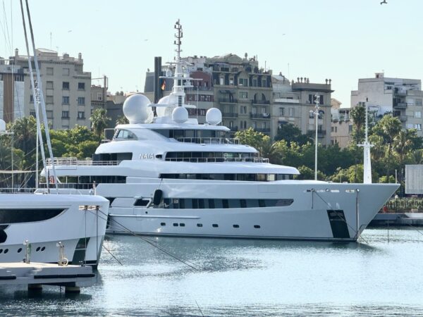 Il megayacht Naia avvistato a Barcellona