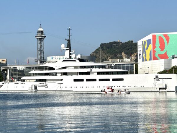 Il superyacht Vava II nel porto di Barcellona: è il 96 metri di Ernesto Bertarelli – Le immagini di DN