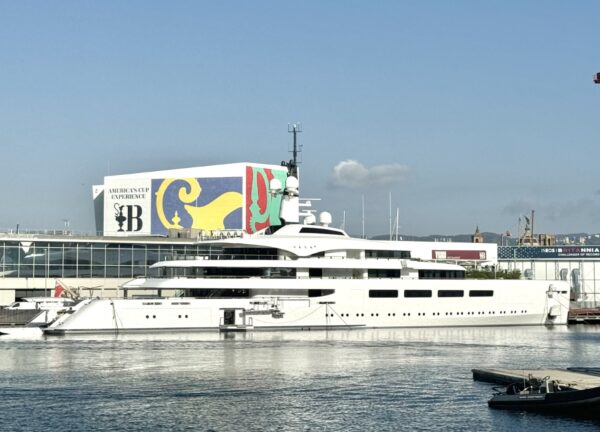 Il superyacht Vava II nel porto di Barcellona: è il 96 metri di Ernesto Bertarelli