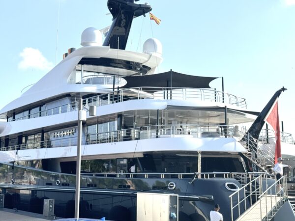 Il superyacht Phoenix II avvistato a Barcellona