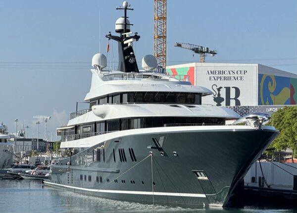 Il superyacht Phoenix II avvistato a Barcellona: le immagini di DN