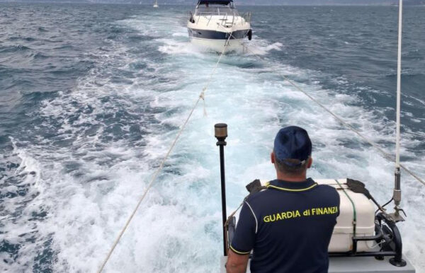 Motovedetta della Guardia di Finanza soccorre yacht di 15 metri in avaria alla Palmaria