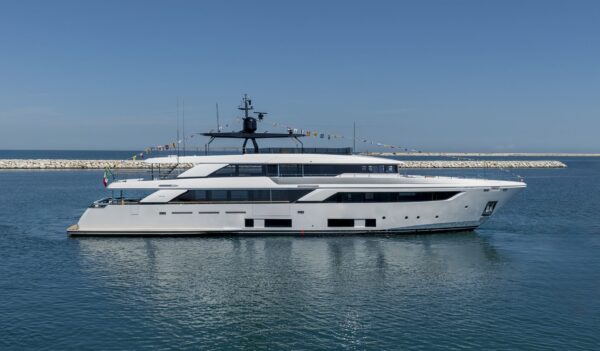 Varati in un mese cinque superyacht Custom Line