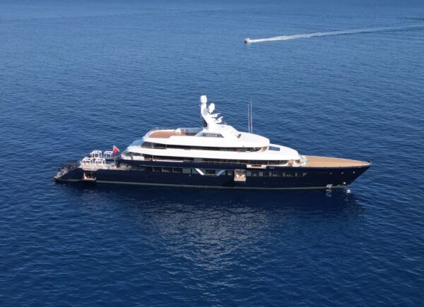 Il superyacht Lonian avvistato al largo di Portofino – Le foto dal drone di DN