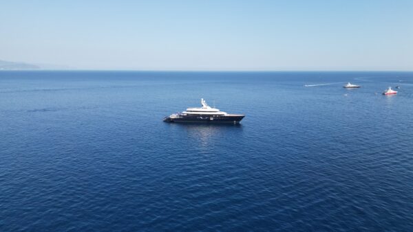 Il superyacht Lonian avvistato al largo di Portofino