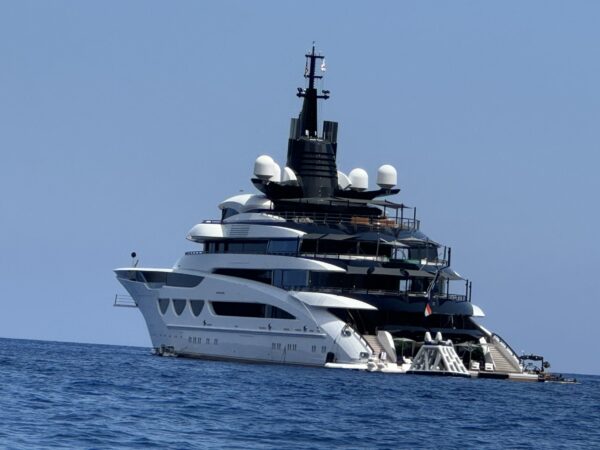 Il superyacht Ahpo nel Golfo di Orosei