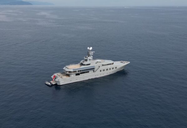 Una nave militare a Portofino? No, è il superyacht Skat in rada – Le foto di DN