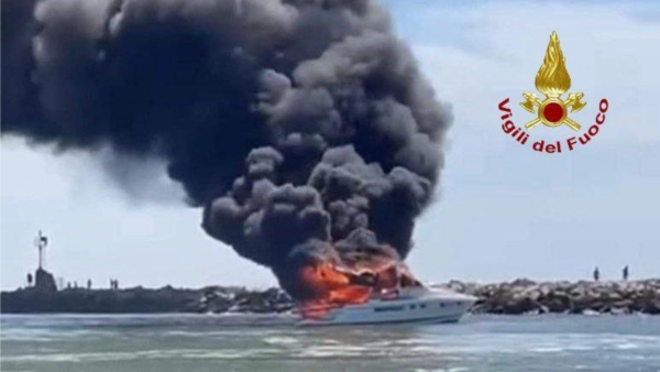 Incendio distrugge e fa affondare uno yacht a Comacchio