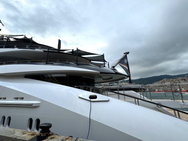 Il superyacht Ahpo avvistato nel porto di Genova