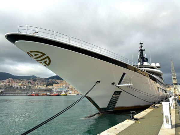 Il superyacht Ahpo avvistato nel porto di Genova: il video e le foto di DN