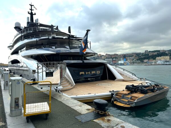 Il superyacht Ahpo avvistato nel porto di Genova: video e foto di DN