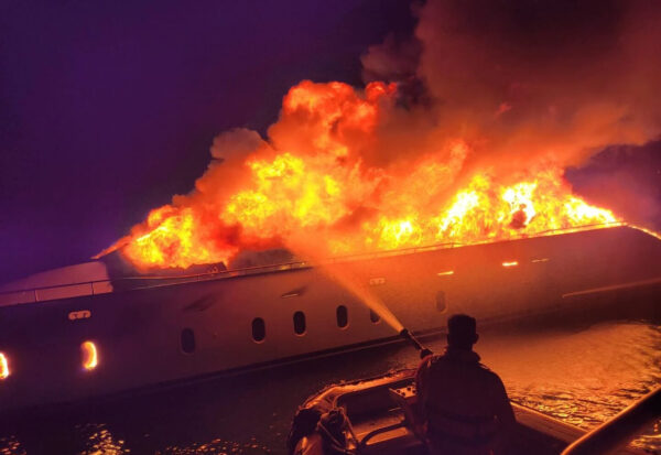 Incendio distrugge il m/y Dominic in Messico