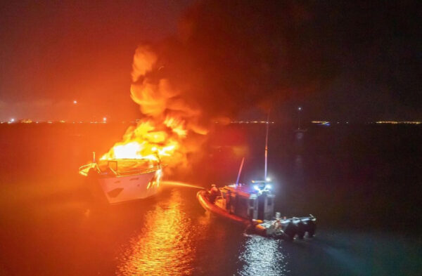 Incendio distrugge il m/y Dominic a Isla Mujeres, in Messico