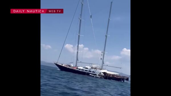 Un Perini Navi di 47 metri si incaglia in Grecia: è il s/y Tamarita