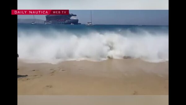 Traghetto troppo vicino alla spiaggia di Mykonos: onda anomala si abbatte sui bagnanti