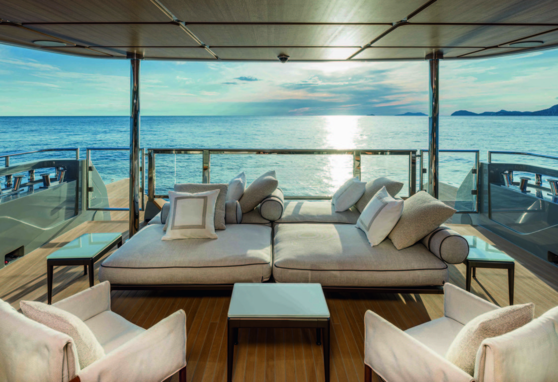 Custom Line Navetta 38 ACPV ARCHITECTS_aftdeck