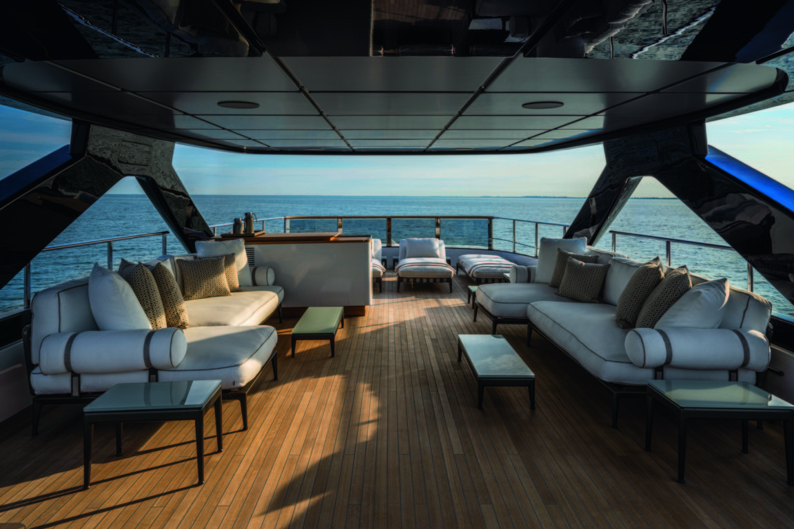 Custom Line Navetta 38 ACPV ARCHITECTS_sundeck