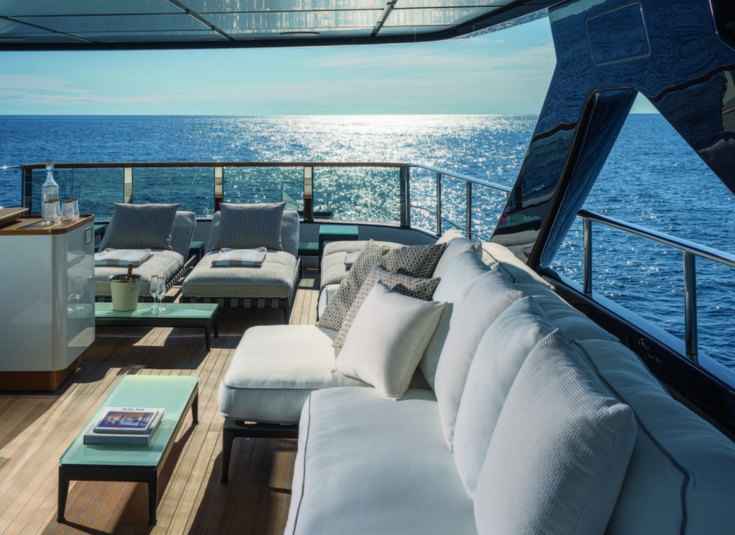 Custom Line Navetta 38 ACPV ARCHITECTS_sundeck