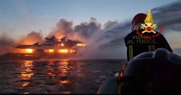 Megayacht da 47 metri va a fuoco e affonda davanti alle spiagge di Olbia