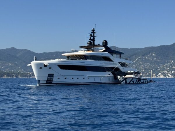 Il superyacht Almax avvistato al largo di Santa Margherita Ligure