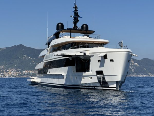 Il superyacht Almax avvistato al largo di Santa Margherita Ligure