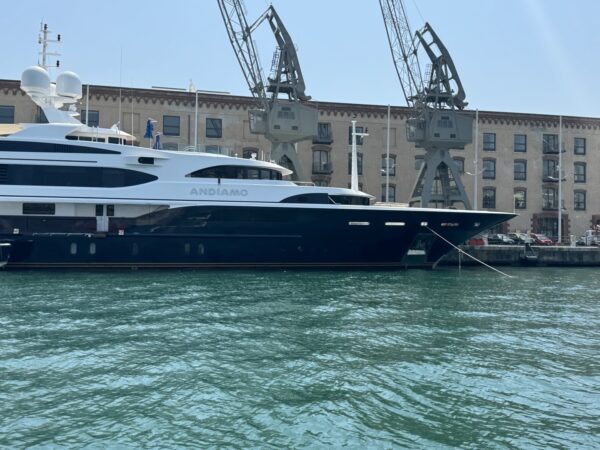 Il superyacht Andiamo avvistato al Marina Molo Vecchio di Genova