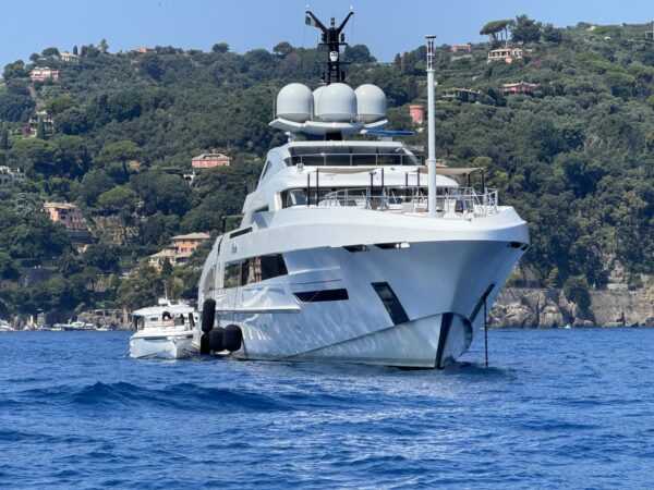 Il megayacht Illusion al largo di Portofino