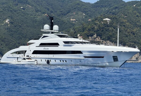 The megayacht Illusion off the coast of Portofino: it also has a climate controlled beach club: Video and photos by DN