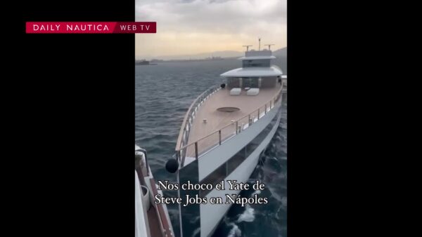 L’ex superyacht di Steve Jobs urta il m/y Lady Moura a Napoli: ma dov’è l’equipaggio? – Il video