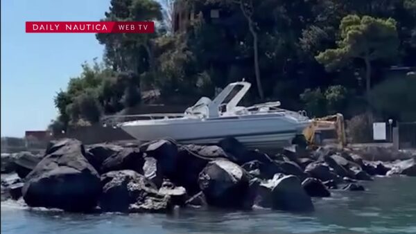 Imbarcazione “vola” sugli scogli a Ischia