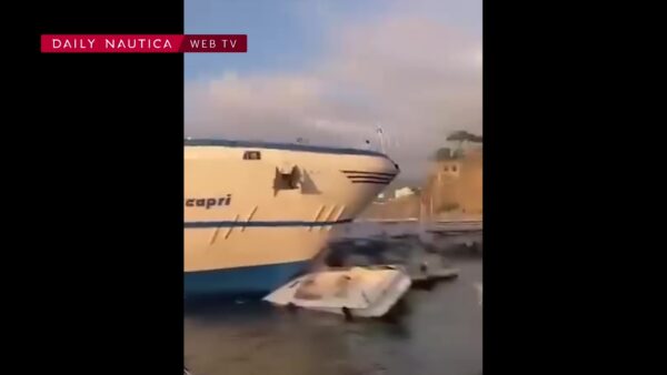 Traghetto travolge imbarcazioni ormeggiate nel porto di Sorrento