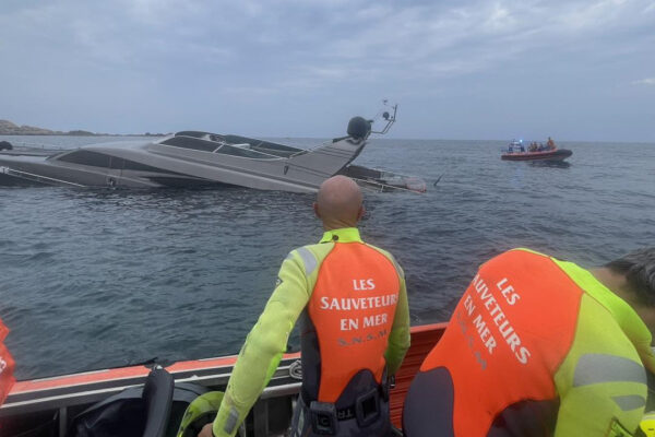 Contro uno scoglio in Corsica: affonda lo yacht da 27 m della famiglia Magli