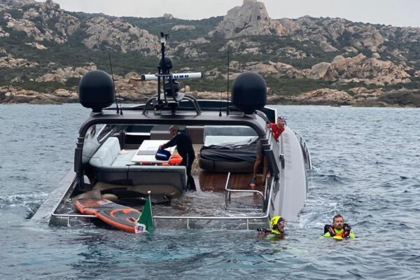 Contro uno scoglio in Corsica: affonda lo yacht da 27 m della famiglia del calzaturificio Magli – Il video e le foto