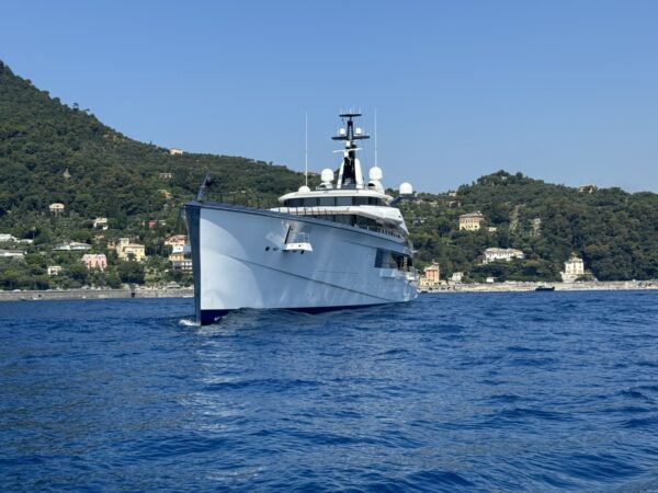 The 109-metre superyacht “Bravo Eugenia” spotted in Portofino – Photos and videos by DN