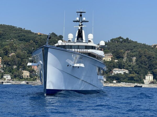 The 109-metre superyacht “Bravo Eugenia” spotted in Portofino – Photos and videos by DN