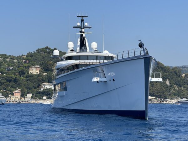 Il superyacht Bravo Eugenia avvistato al largo di Portofino