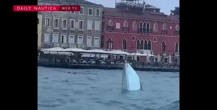 Scontro tra un barchino e un taxi a Venezia: natante affonda nel canale della Giudecca – Video