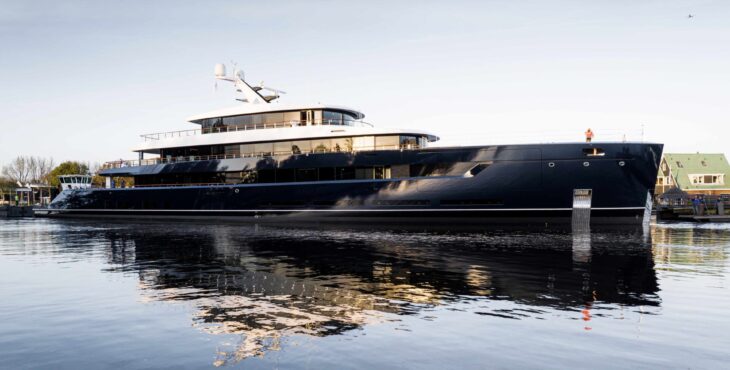 Il superyacht ONE di Feadship lascia il sito produttivo di Kaag