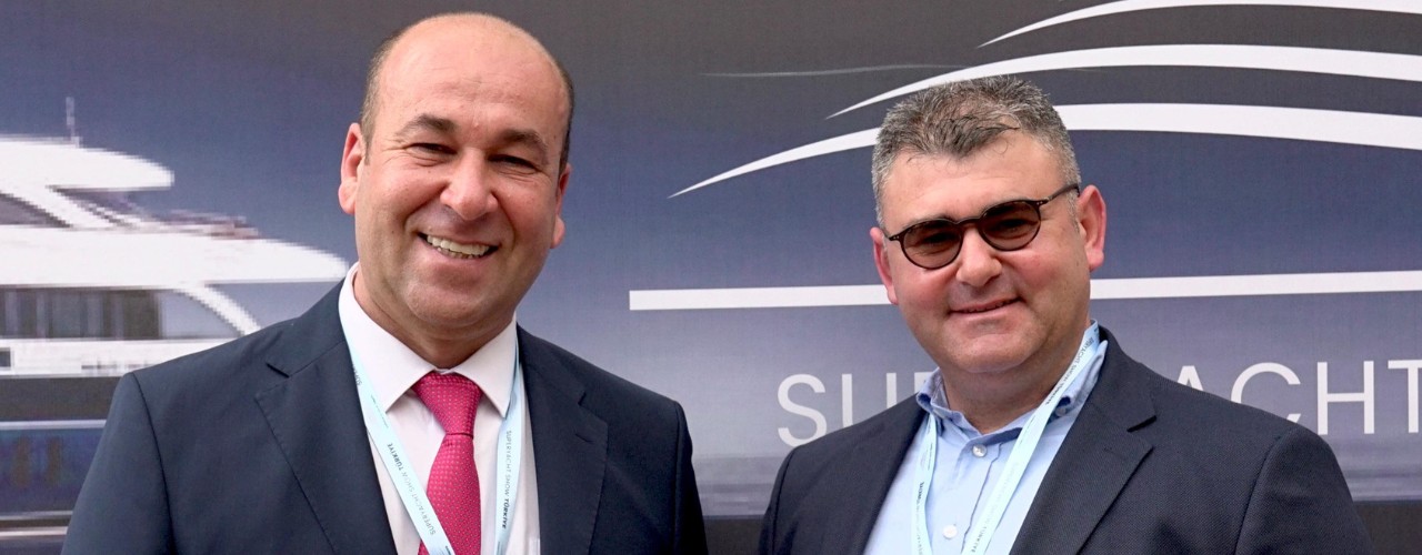 (sulla sinistra) Mehmet Kabak, fondatore di  Memetti Superyacht Agency e del Superyacht Show Türkiye