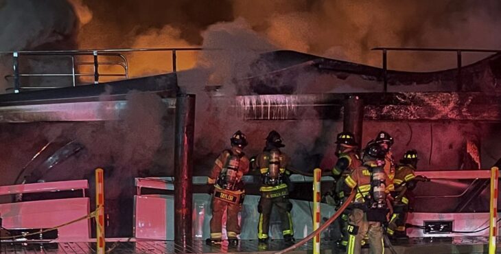 Uno yacht di 29 metri prende fuoco vicino ad un famoso strip club di Miami – Le foto