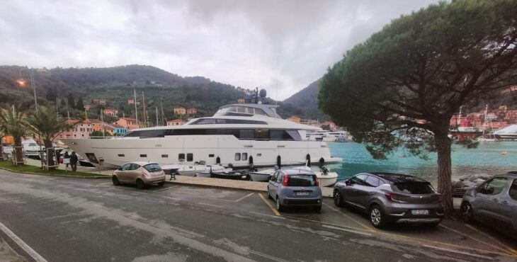 Superyacht di 30 metri finisce sul lungomare a Porto Venere