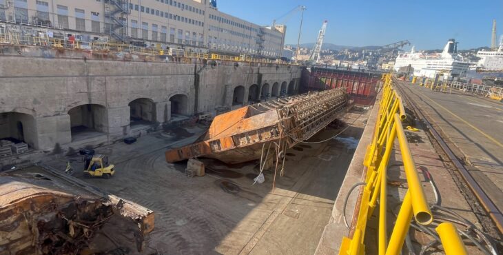 Demolite e smaltite le ex barche porta del porto di Genova